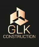 Logo GLK Construction en or brossé, avec un symbole architectural 3D abstrait sur fond noir, illustrant l'expertise en bâtiment.