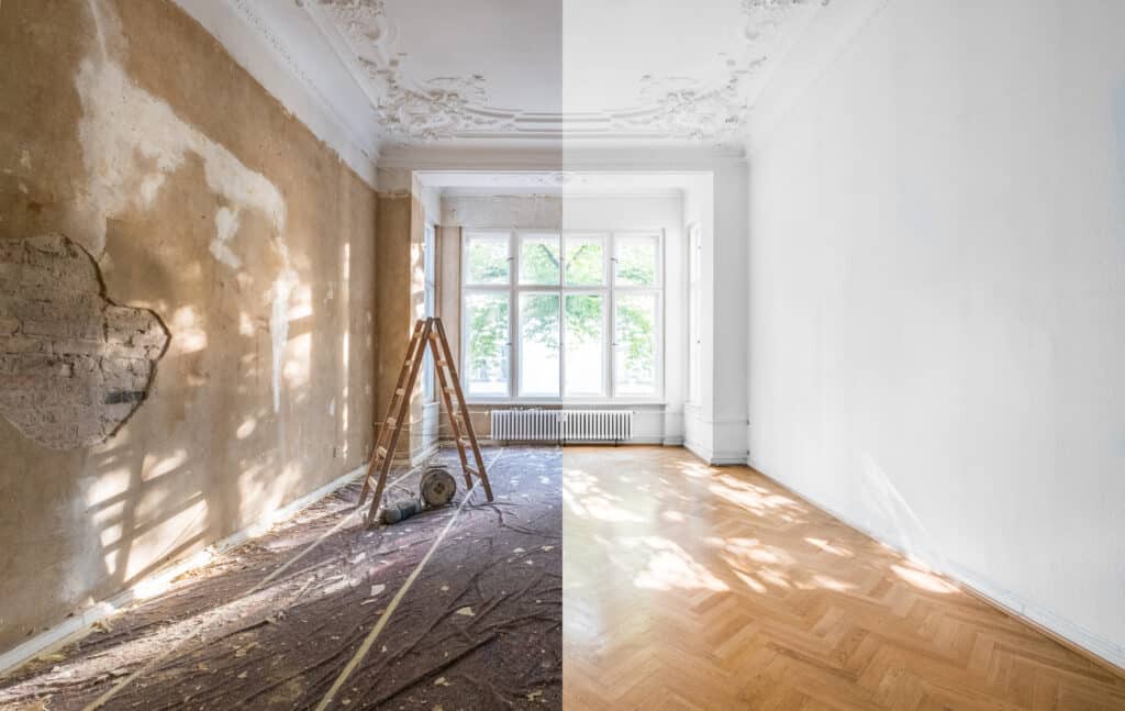 Transformation intérieure: pièce d'appartement divisée avant/après rénovation, avec murs bruts à gauche et murs blancs, parquet posé à droite.